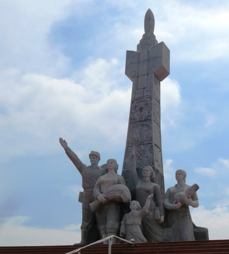 Tượng đài văn hoá được đầu tư kinh phí xây dựng hơn 24 tỷ đồng đặt tron Công viên Văn hoá thị xã Đông Triều - Ảnh: CTV