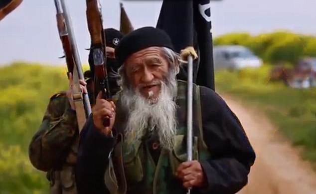 Cụ ông Muhammed Amin trong đoạn video của IS - Ảnh chụp màn hình