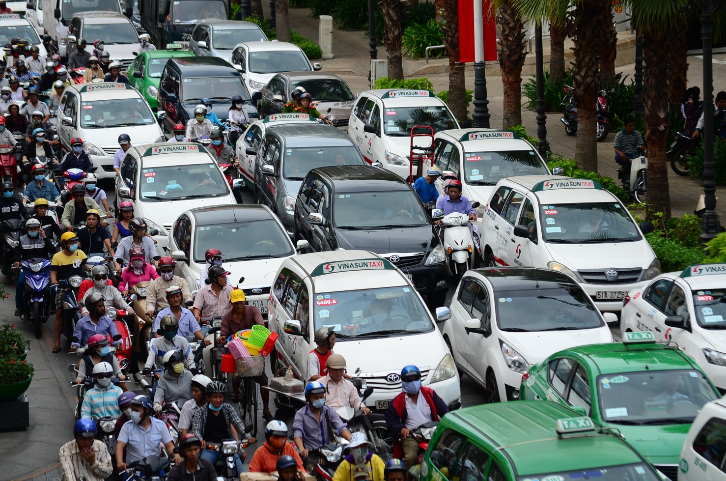 2.	Những chiếc ô tô đa phần là taxi chiếm 2/ 3 diện làn đường trên đường Lê Thánh Tôn, Q. 1 -Ảnh: Thanh Tùng