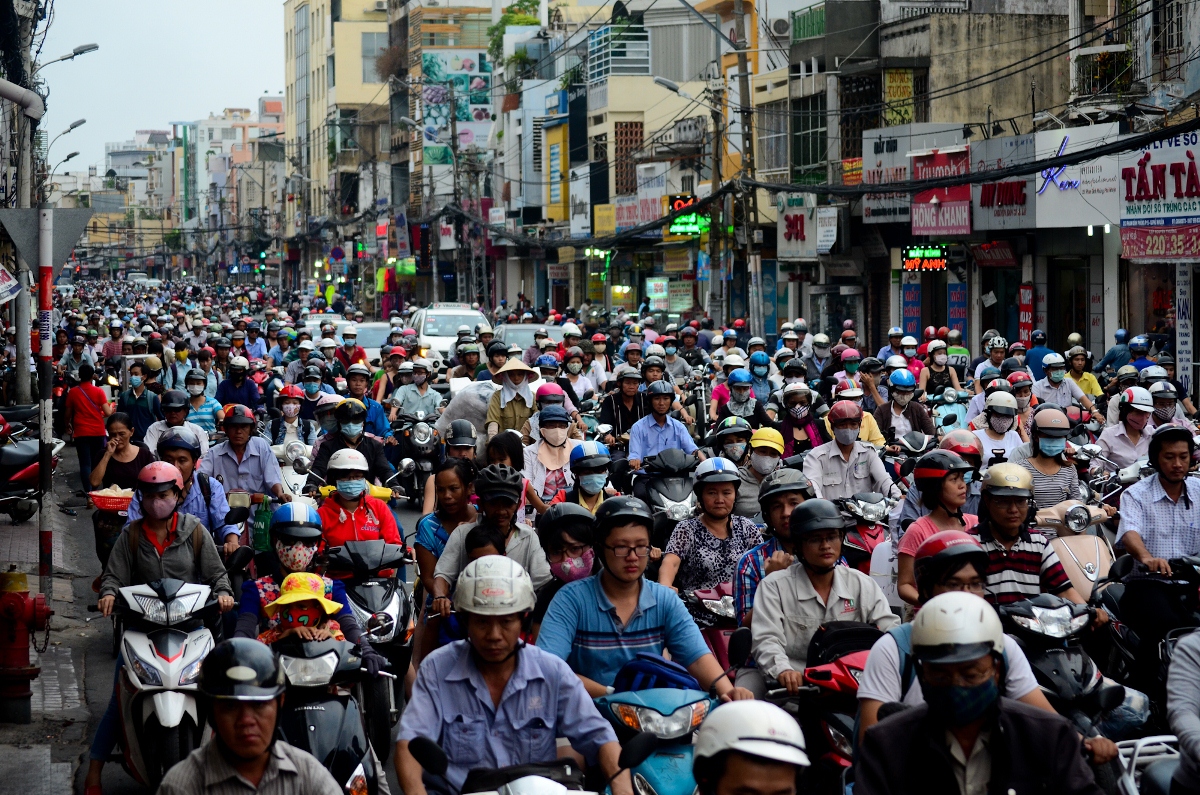 Hàng ngàn người chen chân di chuyển trên đường Phan Đình Phùng, Q. Phú Nhuận chiều 5 -6 -Ảnh: Thanh Tùng