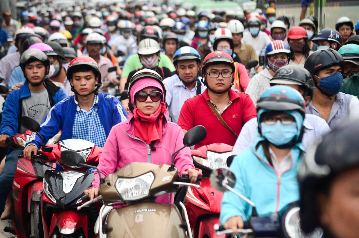 Nhiều người dân được hỏi cho biết vẫn chưa biết nhiều thông tin về đề án thu phí xe máy vào tháng 7 tới. Trong ảnh người dâ di chuyển trên đường Phan Đăng Lưu, Q. Phú Nhuận -Ảnh: Thanh Tùng