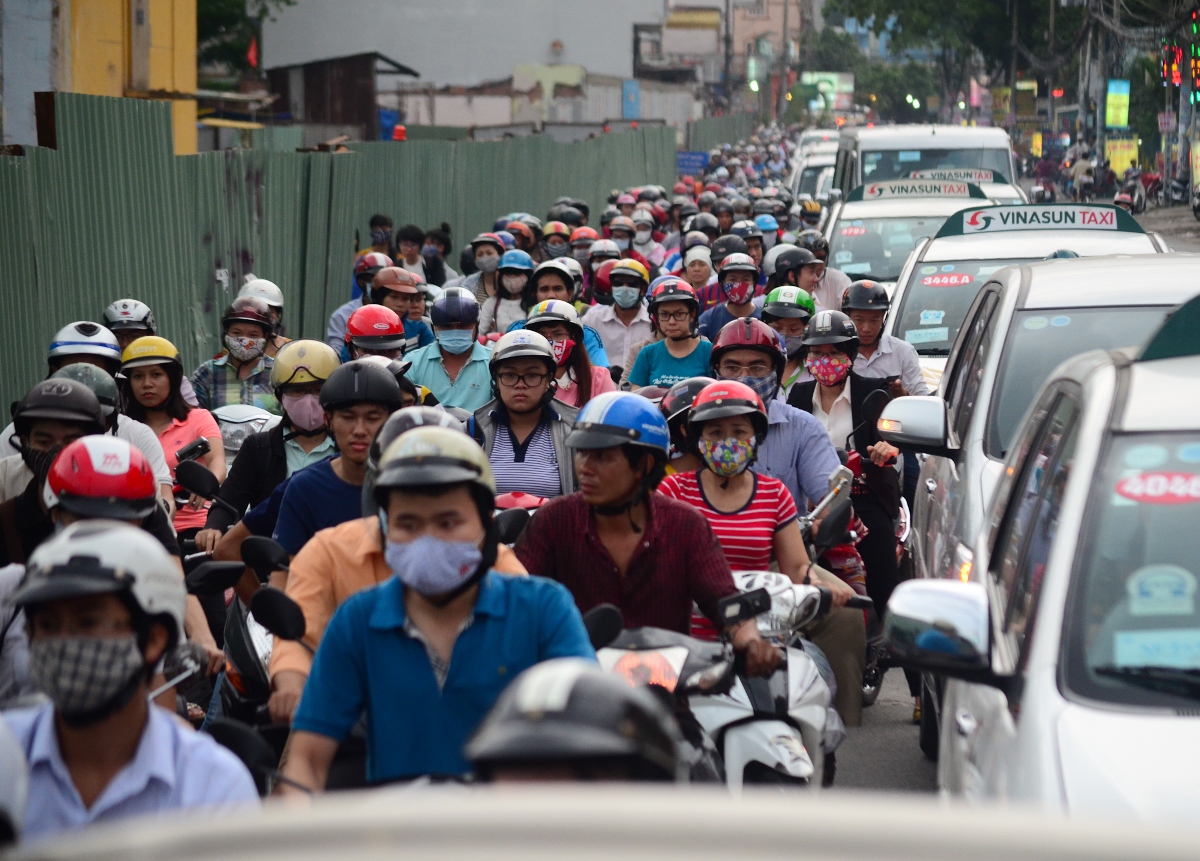 Người dân vất vả di chuyển trên đường Nguyễn Thái Sơn, Q. Gò Vấp -Ảnh: Thanh Tùng