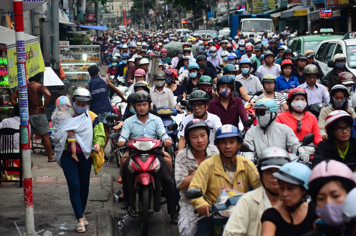 Người dân vất vả di chuyển trên đường Nguyễn Kiệm, Q. Phú Nhuận chiều 5 -6 -Ảnh: Thanh Tùng
