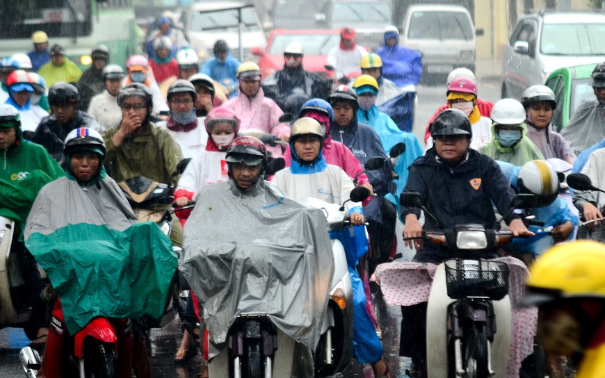 3.	Người dân đội mưa di chuyển trên đường Điện Biên Phủ, Q. 1 sáng 6 -6 -Ảnh: Thanh Tùng