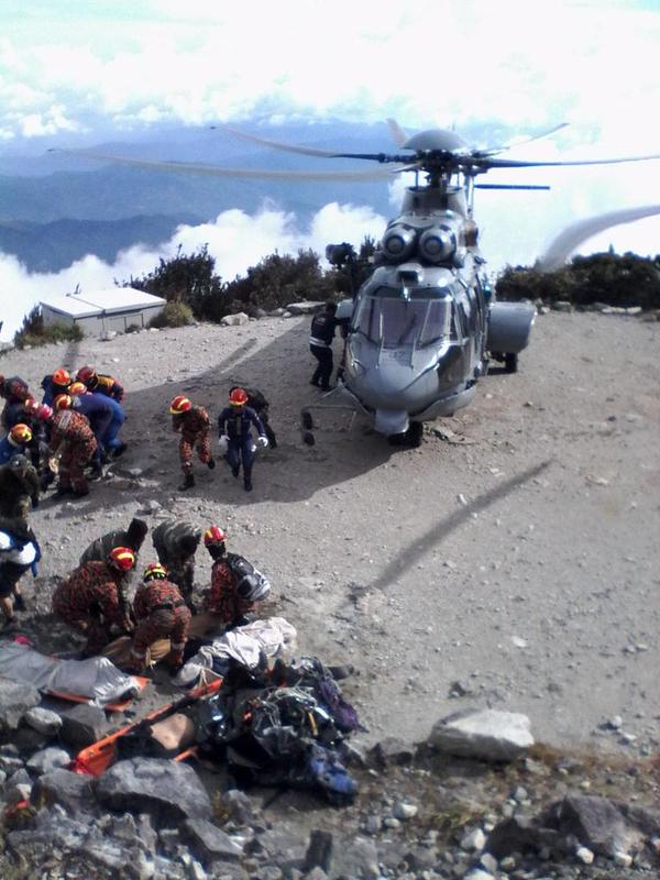 Nỗ lực cứu hộ người bị nạn bằng trực thăng trên đỉnh Kinabalu - Ảnh: BOMBA