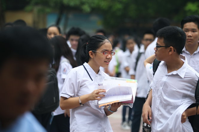 Các học sinh đang trao đổi về kiến thức môn ngữ văn trước khi bước vào phòng thi, ảnh chụp tại Hội đồng coi thi THCS Chu Văn An (Hà Nội) - Ảnh: Nguyễn Khánh