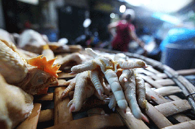 Chân gà được bày bán tại một khu chợ dân sinh trong khu vực nội thành Hà Nội - Ảnh: Nguyễn Khánh