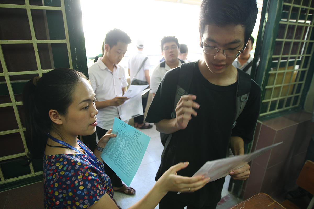 Giám thị gọi các thí sinh vào phòng làm thủ tục dự thi - Ảnh: Nguyễn Khánh