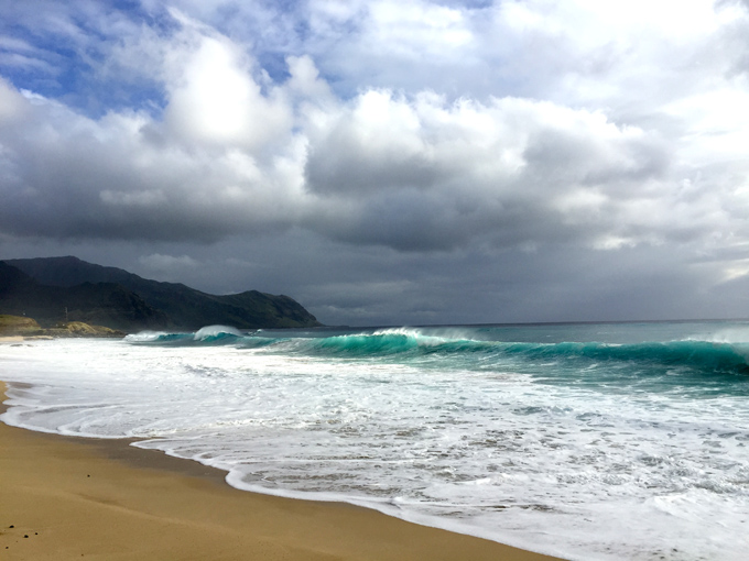 ...Và sóng biển màu xanh lạ lùng ở bờ tây Oahu