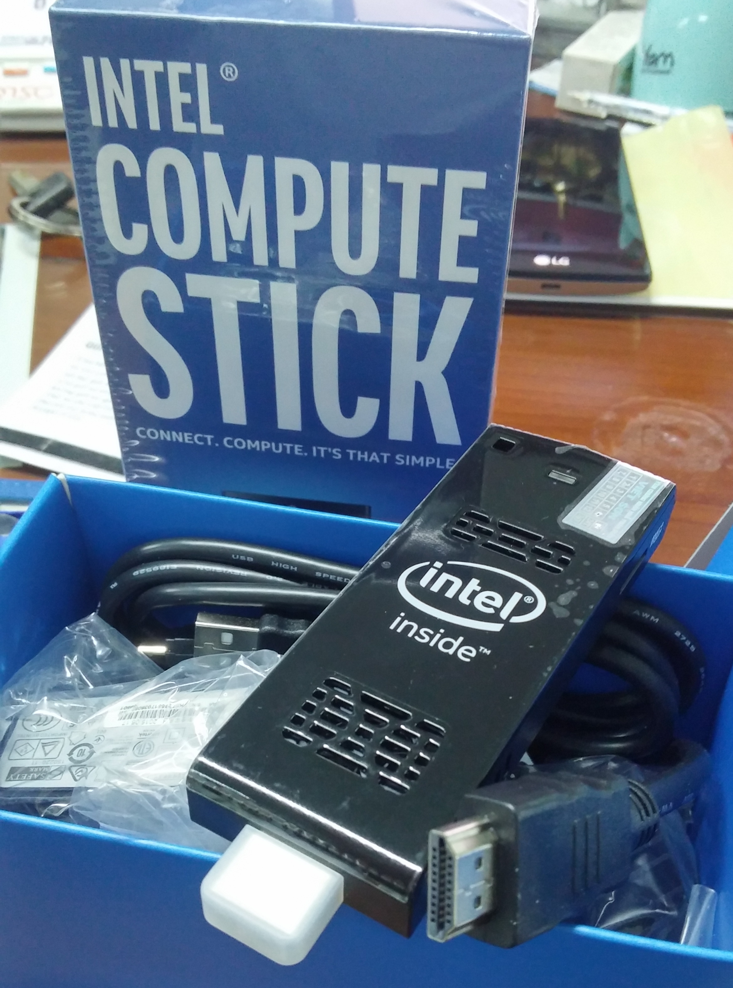 Mở hộp Intel Compute Stick, nhỏ gọn trong lòng bàn tay - Ảnh: Phong Vân