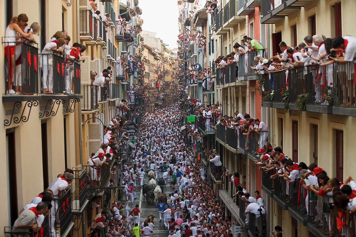 Hàng ngàn người tham gia lễ hội “bò đuổi” ở Tây Ban Nha - Ảnh: Getty Images