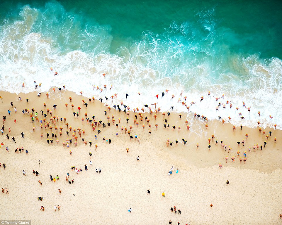 Các bức ảnh ranh giới giữa bờ biển và bãi biển là đề tài nhiếp ảnh yêu thích của nhiếp ảnh gia Tommy Clarke - Ảnh: Daily Mail