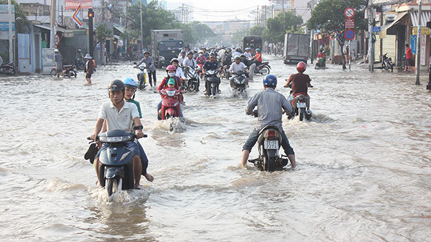 Ngập sâu trên đường Huỳnh Tấn Phát, Q.7, TP.HCM - Ảnh tư liệu