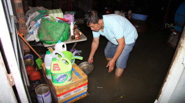 Nhà người dân ở vùng quy hoạch “treo” thuộc khu phố 7, P.Thống Nhất, TP Biên Hòa (Đồng Nai) bị nước mưa tràn vào gây ngập - Ảnh: H.MI