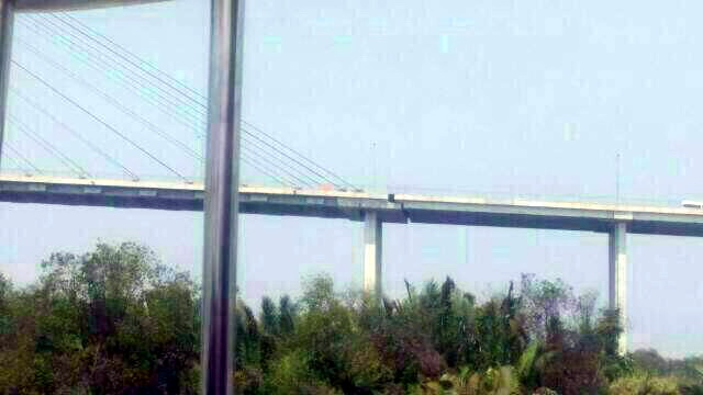 Bức ảnh chụp từ dưới cho thấy khe hở giữa cầu Phú Mỹ được chia sẻ trên mạng xã hội