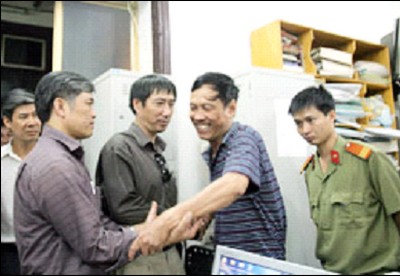 Nhà báo Nguyễn Việt Chiến (thứ hai từ phải sang) chia tay các đồng nghiệp, tự tin đến nhà giam - Ảnh: Thanh niên