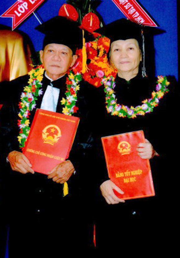 Ông Trần Hữu Tài và bà Lê Thị Bạch Vân tại buổi lễ bế giảng - Ảnh: T.Truyền