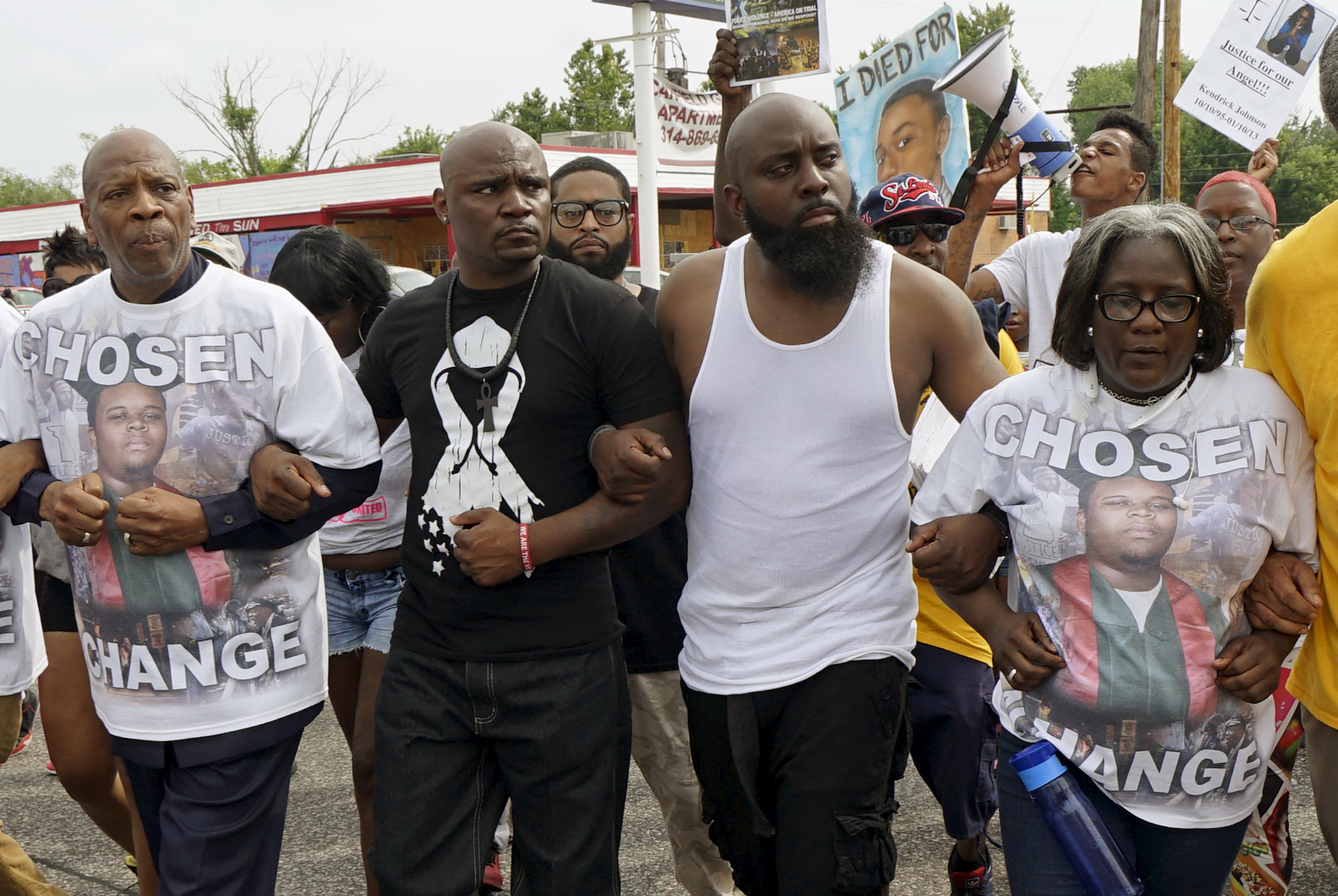 Gia đình nạn nhân Michael Brown dẫn đầu đoàn biểu tình ở Ferguson Ảnh: Reuters