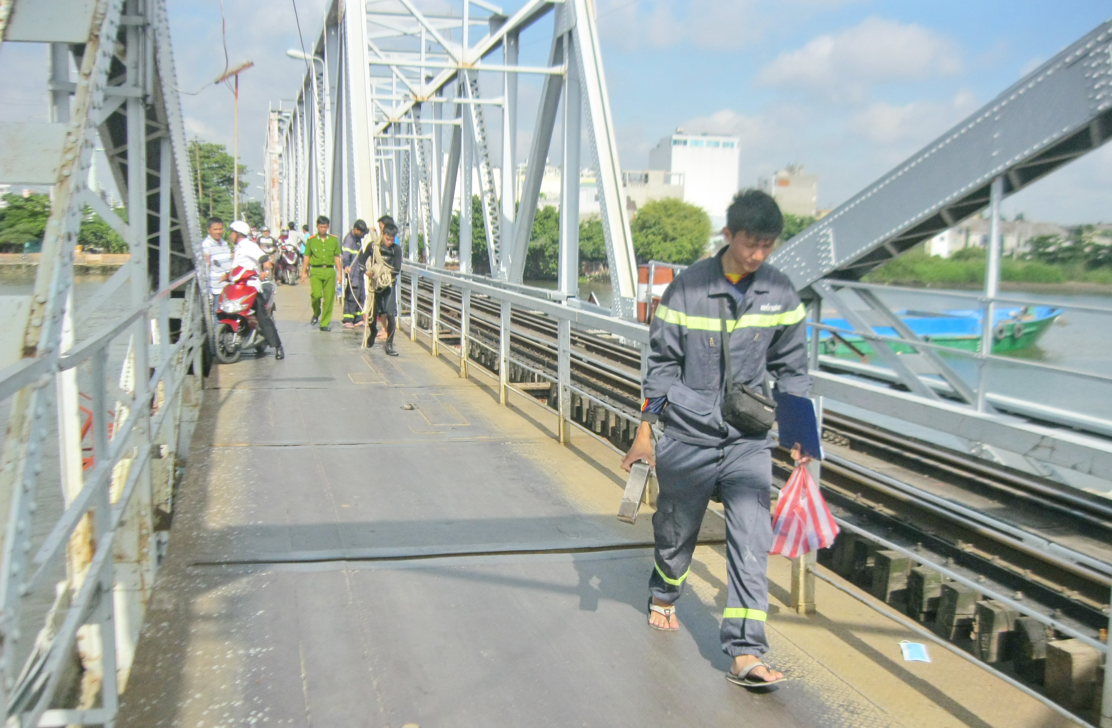 Lực lượng chức năng tìm kiếm nạn nhân mất tích trên sông Sài Gòn vào sáng 13-8 - Ảnh: Ngọc Khải