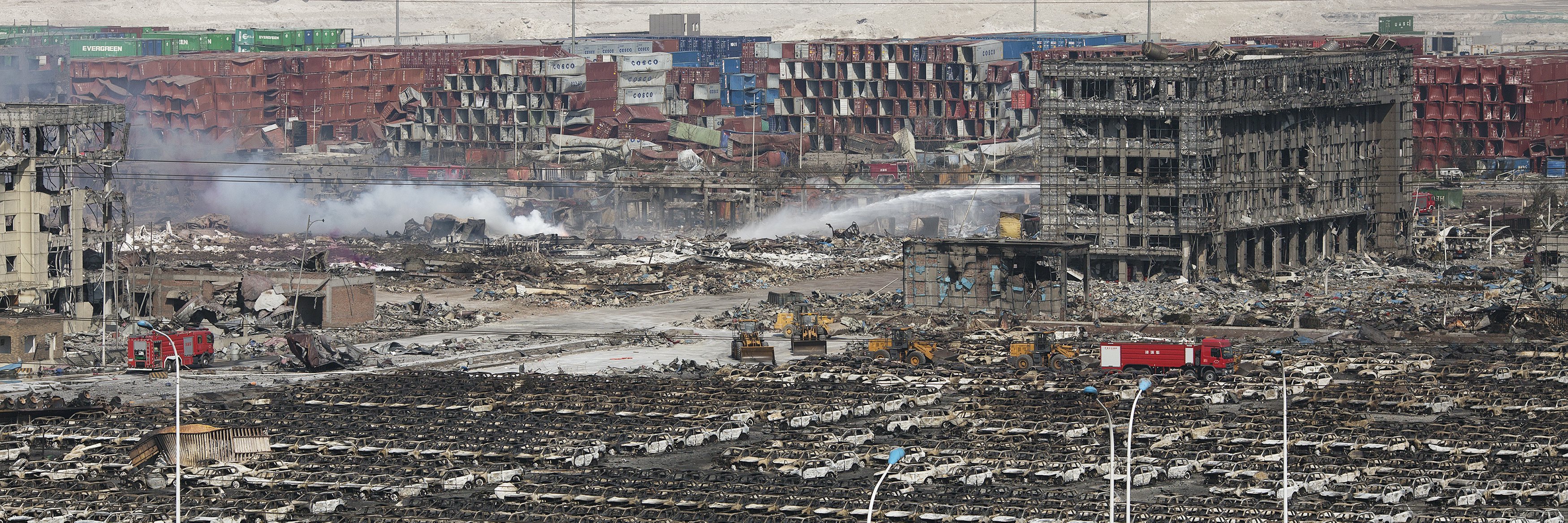 Hiện trường vụ nổ tại Thiên Tân - Ảnh: Reuters