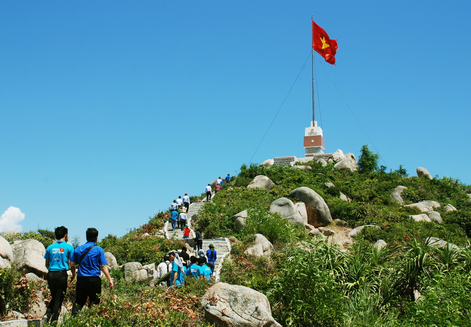 Các Đoàn viên, sinh viên tham quan cột cờ Tổ quốc trên đảo Cù Lao Xanh - Ảnh: Hoa Khá.