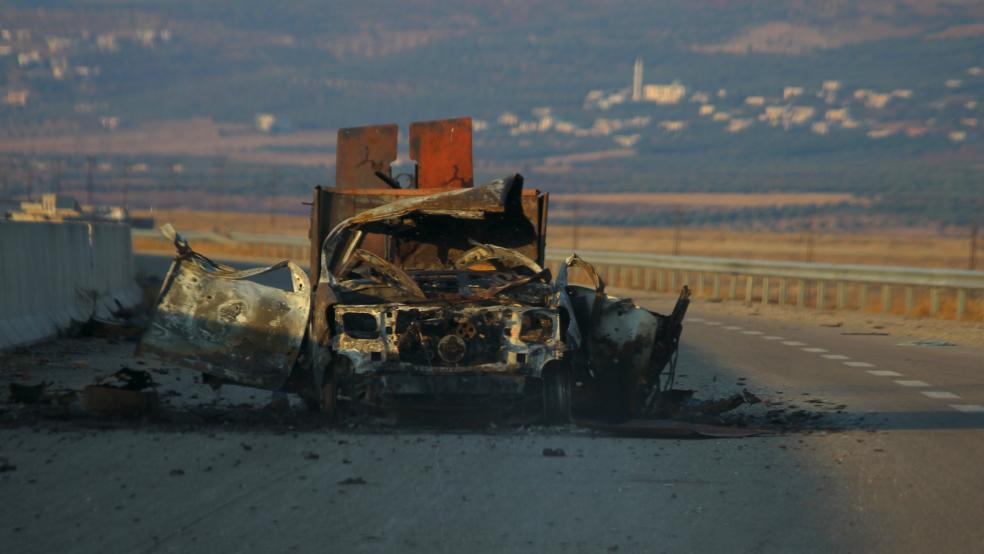 Một chiếc xe bị thiệt hại nặng trong cuộc tấn công của nhóm phiến quân Hồi giáo tại làng Freikeh, Syria - Ảnh: Reuters