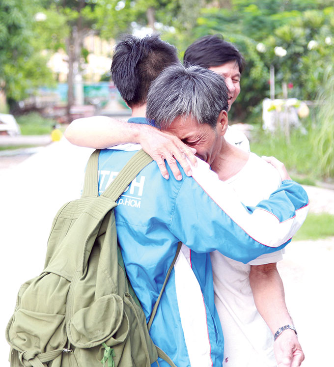 Cái ôm thật chặt, những giọt nước mắt ngày chia tay người dân tại huyện Châu Phú (An Giang) là kỷ niệm không bao giờ quên của sinh viên ĐH Công nghệ TP.HCM. Chúng tôi đã có thêm một gia đình sau những ngày chiến dịch ngắn ngủi- Tác giả: Võ Thanh Thiên (ĐH Công nghệ TP.HCM)