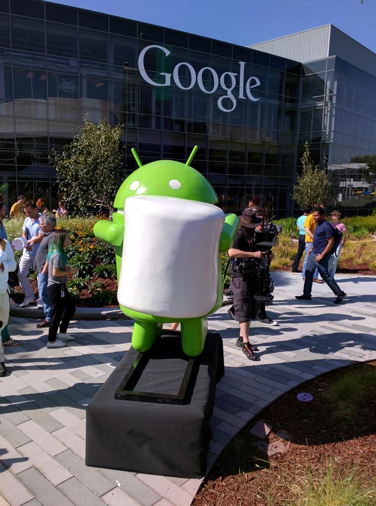 Biểu tượng Android ôm kẹo xốp mềm mới đặt tại trụ sở Google (Mỹ) ngày 18-8 - Ảnh: Twitter