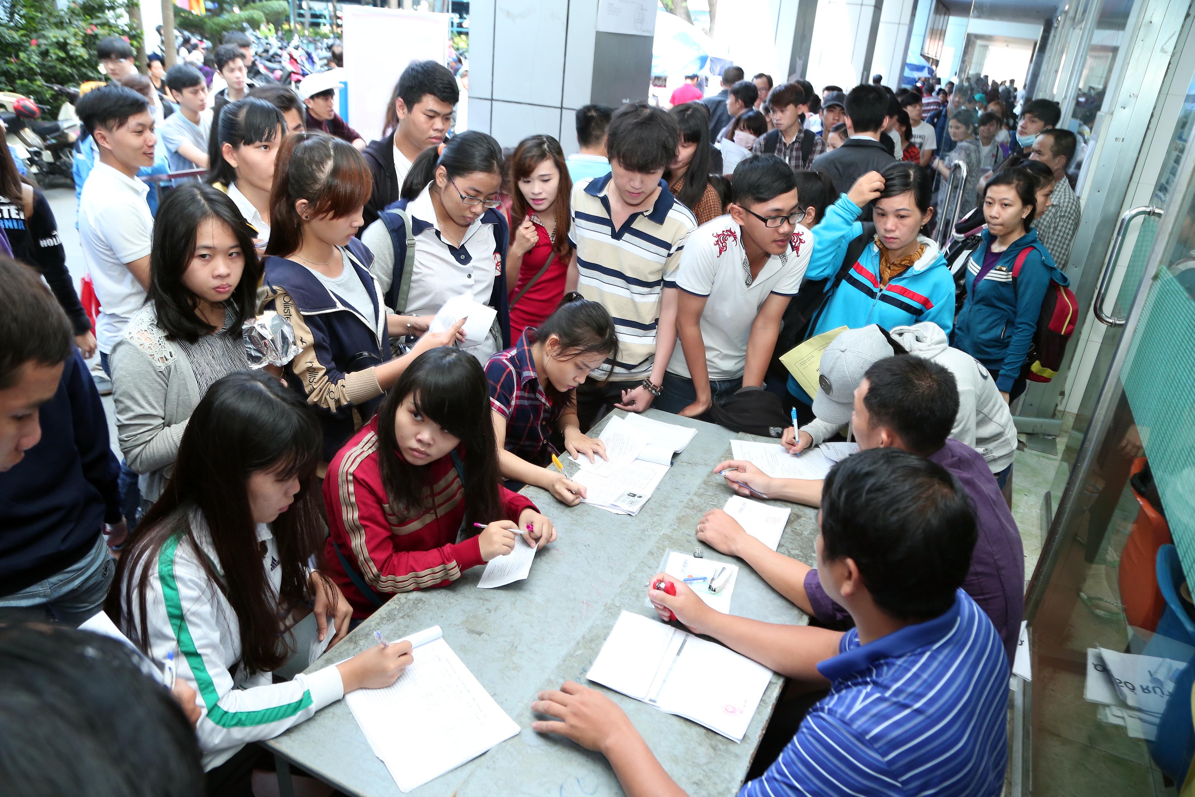 Hàng ngàn thí sinh chan nhau nộp rút hồ sơ đăng ký xét tuyển tại Trường ĐH Công nghiệp TP.HCM. Ảnh: Như Hùng