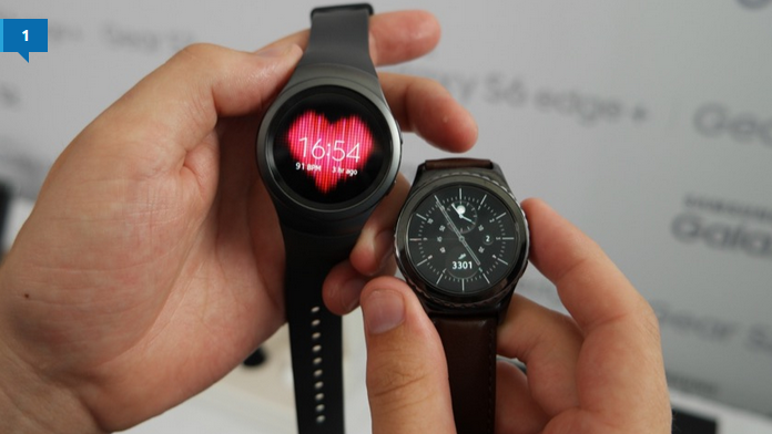 Hai phiên bản đồng hồ thông minh (smartwatch) Samsung Gear S2 (dây nhựa) và Gear S2 Classic (dây da bên phải) - Ảnh:Internet