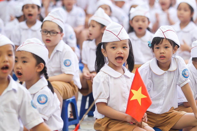 Các em học sinh mặc đồng phục trắng dự lễ khai giảng năm học mới tại Trường tiểu học Nam Từ Liêm - Ảnh: Nguyễn Khánh