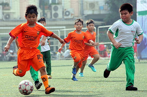 Các cầu thủ học sinh thi đấu tại VCK Festival bóng đá học đường năm học 2014 - 2015 - Ảnh: HFF