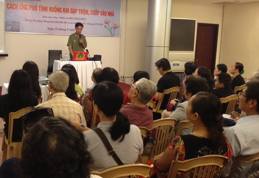 Thiếu tá Bùi Thái Đức đang chia sẻ kinh nghiệm chống trộm tại Nhà văn hóa Phụ Nữ TP.HCM - Ảnh: Tâm An