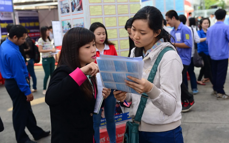 Bạn trẻ tìm hiểu thông tin giới thiệu việc làm tại sàn giao dịch việc làm - Ảnh: Quang Định