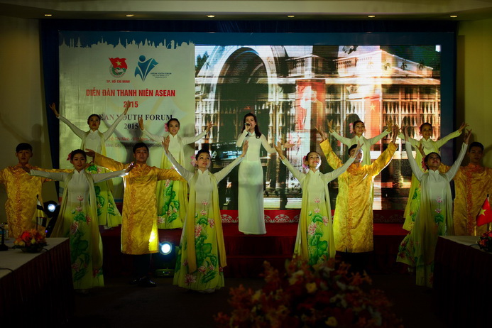 Bài hát Hello VietNam được trình bày tại Diễn đàn Thanh Niên Asean năm 2015 vào sáng 18-9  - Ảnh: Thanh Tùng