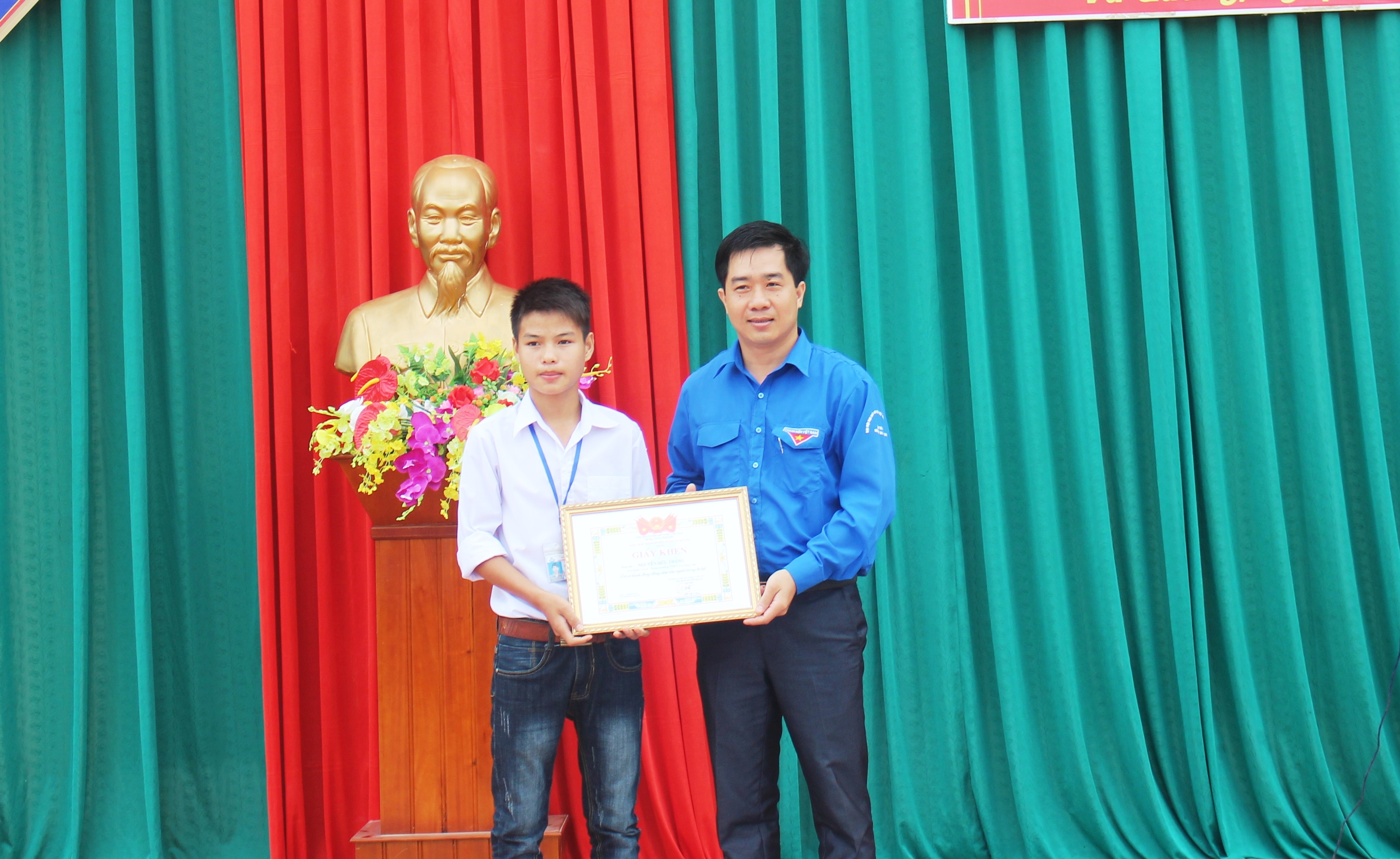 Đại diện huyện đoàn Vũ Quang trao tặng bằng khen cho Nguyễn Hữu Thắng - Ảnh: VĂN ĐỊNH