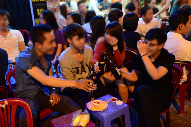 Nhậu là một hoạt động gắn kết đặc trưng của đời sống văn hóa Việt. Một cuộc họp mặt thân mật với bạn bè và người thân, cùng nhau thưởng thức các món ăn ngon và chia sẻ những câu chuyện cuộc sống. Hãy xem hình ảnh liên quan để cảm nhận được gia vị đặc biệt của chúng.