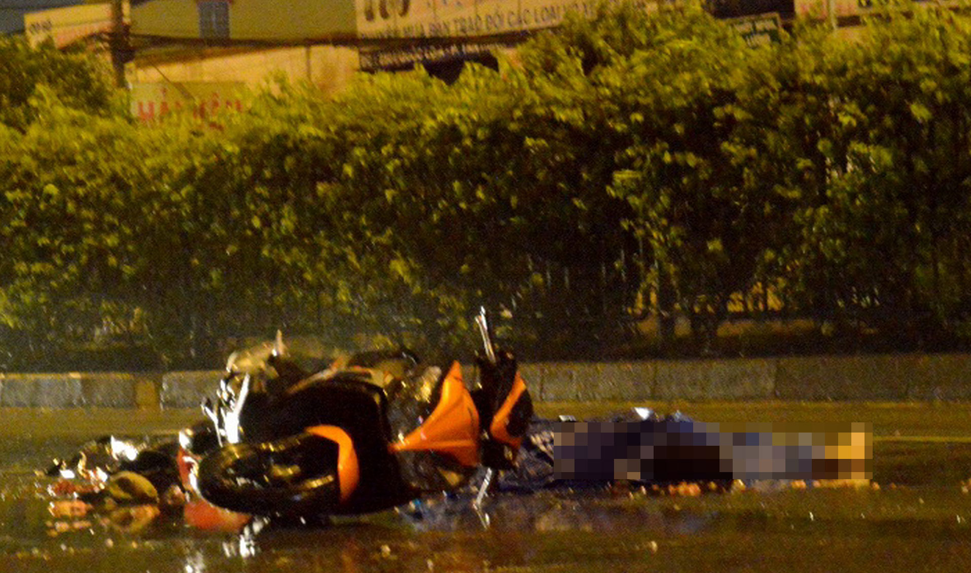 HIện trường vụ tai nạn xe container cán chết hai thanh niên đi xe máy tại khu vực gần ngã tư An Sương - Ảnh: N.K
