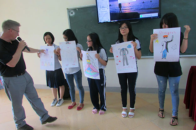 Một tiết học với giáo viên nước ngoài trong CLB nói tiếng Anh của Trường THPT Trấn Biên