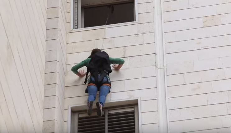 Một cô gái thoát từ nhà cao tầng bằng ba lô cứu hộ SkySaver - Ảnh chụp từ clip