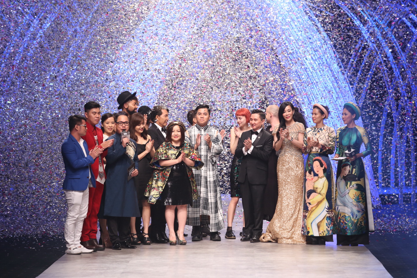 Các nhà thiết kế Việt Nam và quốc tế cùng ban tổ chức, những nhân vật chính của Tuần lễ thời trang quốc tế Việt Nam 2015 -Ảnh: Gia Tiến