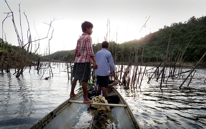 Đánh cá trên lòng hồ thủy điện A Lưới (Thừa Thiên - Huế) - Ảnh: Hồ Văn Trợ