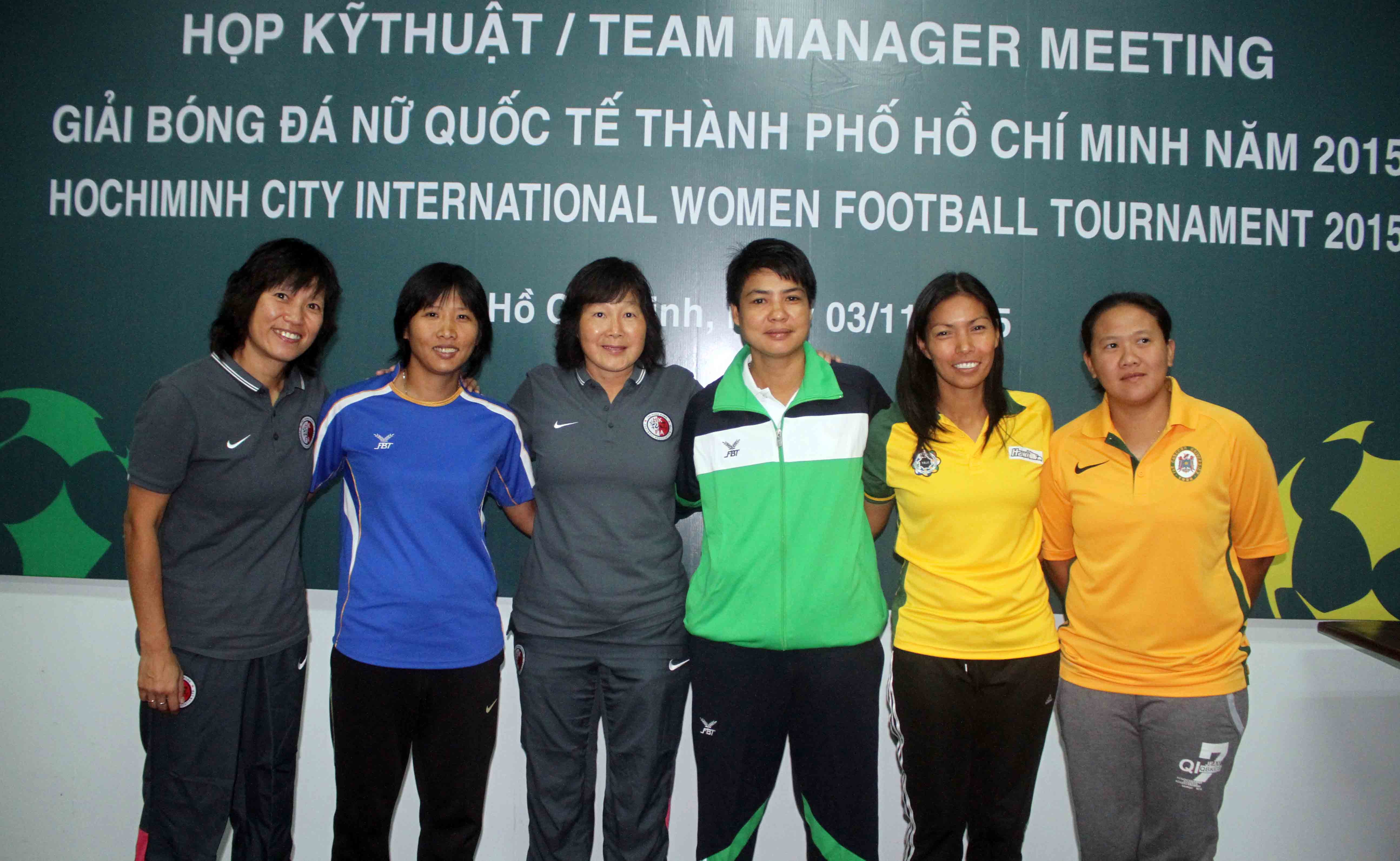 HLV Kim Chi (thứ hai từ trái sang) lại có dịp thể hiện mình ở Giải bóng đá nữ quốc tế TP.HCM 2015. Ảnh: N.K