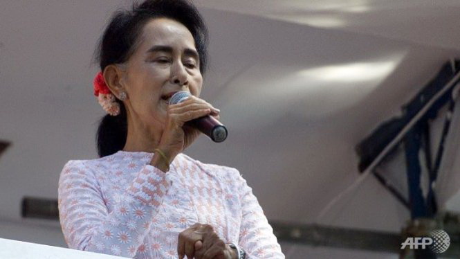 Lãnh đạo Đảng Liên Đoàn quốc gia vì dân chủ (NLD) đối lập Aung Suu Kyi phát biển từ ban công của trụ sở Đảng này ở Yangon - Ảnh:AFP