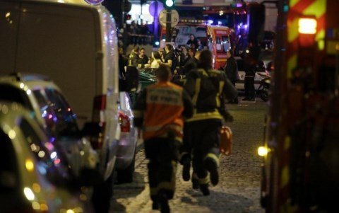 Các nhân viên cứu hộ có mặt bên ngoài Nhà hát Bataclan - Ảnh: AFP