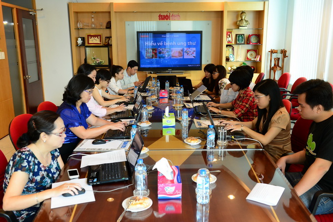 Quang cảnh buổi giao lưu trực tuyến tại tòa soạn báo Tuổi Trẻ sáng 21- 11 - Ảnh: Quang Định
