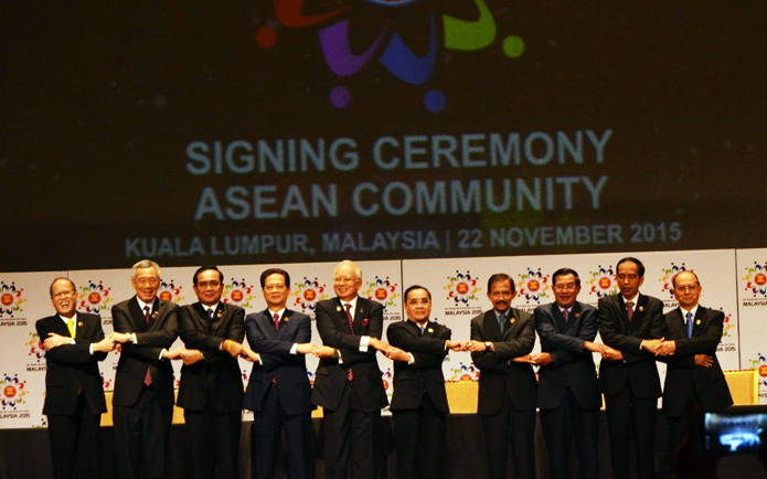 Các lãnh đạo ASEAN bắt tay tại lễ Ký kết thành lập Cộng đồng chung ASEAN sáng 22-11 tại Malaysia. Ảnh: Quỳnh Trung