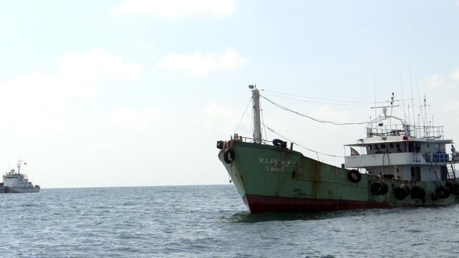 Tàu cảnh sát biển VN (bên trái) đang áp giải tàu vi phạm về cảng An Thới