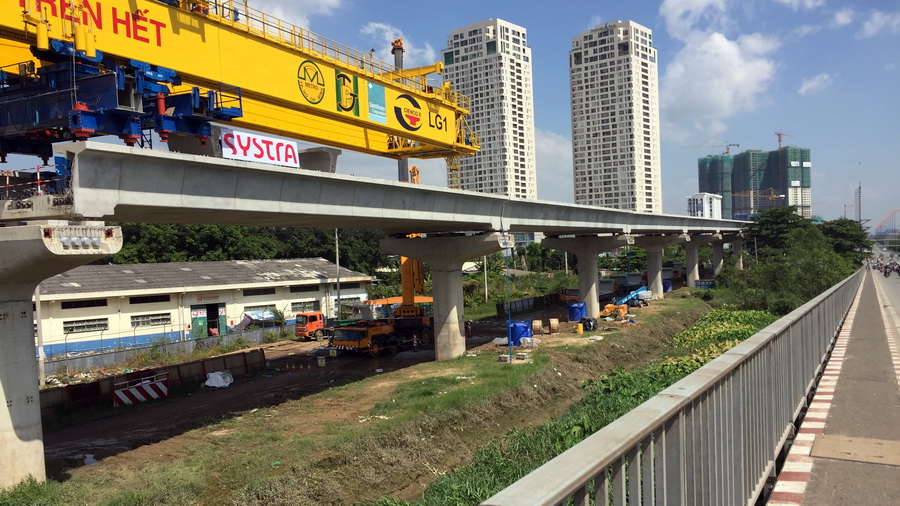 Những nhịp dầm metro được xây dựng trên xa lộ Hà Nội sắp hoàn thiện 1.000 m đầu tiên - Ảnh: Chế Thân