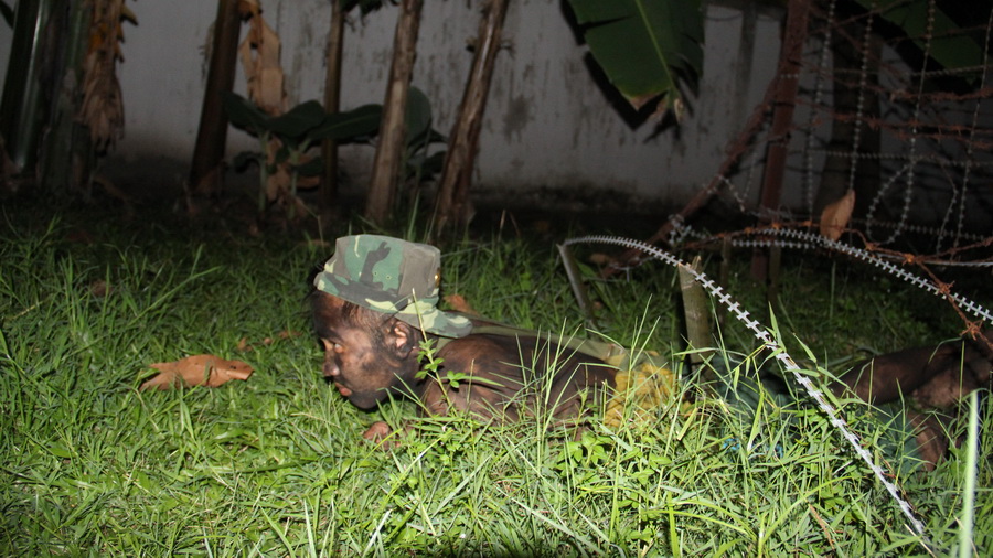Lính trinh sát bộ binh khắc phục vật cản hàng rào trong huấn luyện đêm - Ảnh: Minh Phượng